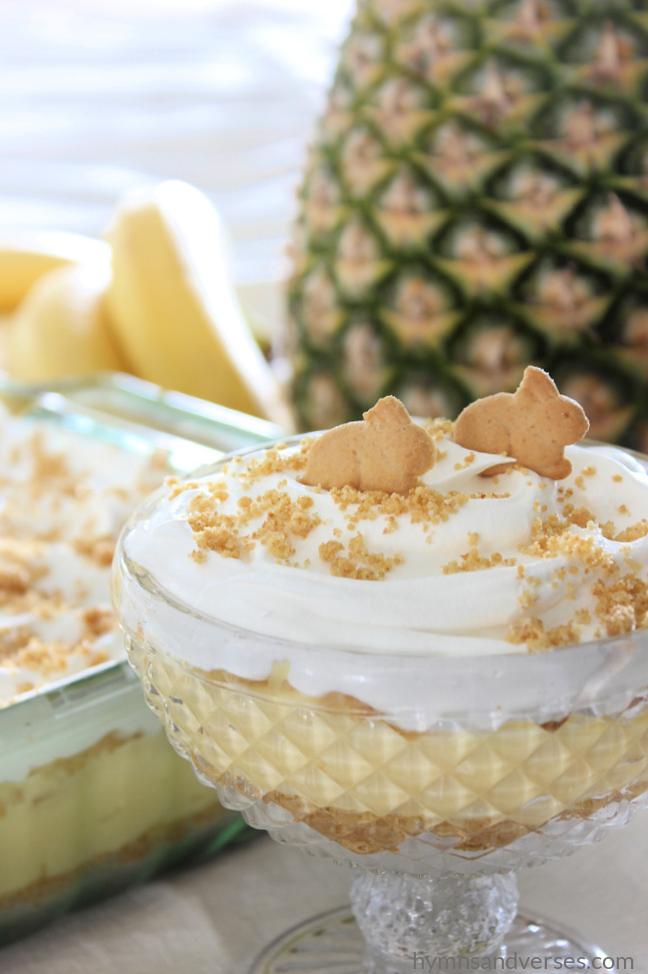  A bowl of creamy, dreamy banana-pineapple heaven awaits!
