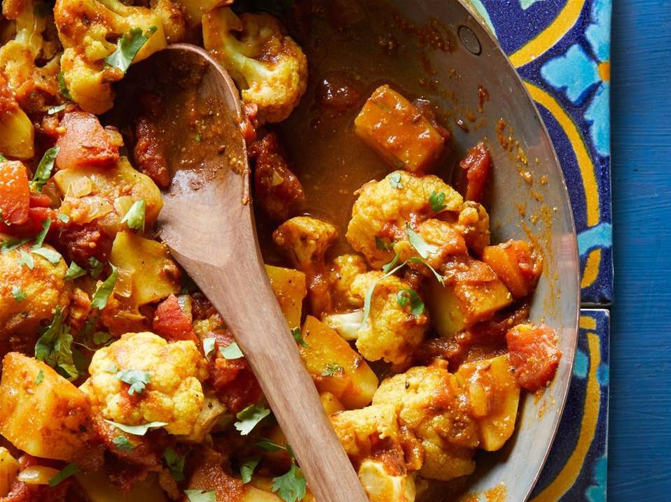  Vibrant and flavorful cauliflower and potato curry that's sure to impress